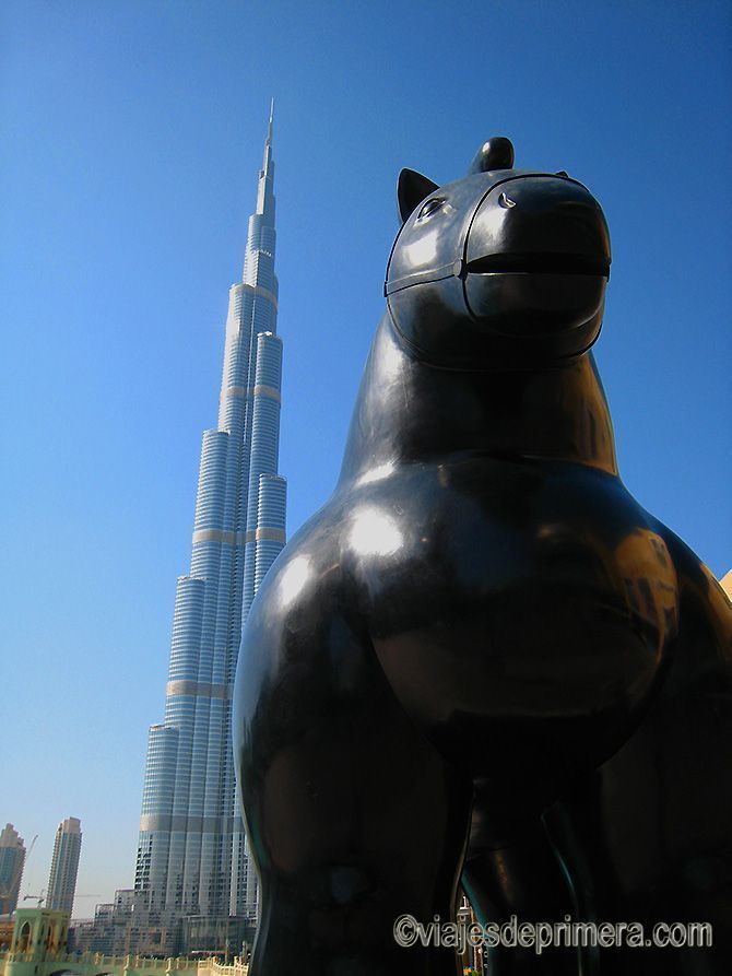 Dubai Fountain es la fuente más grande del mundo y está a los pies de Burj Khalifa, decorada con una gran escultura de Botero.