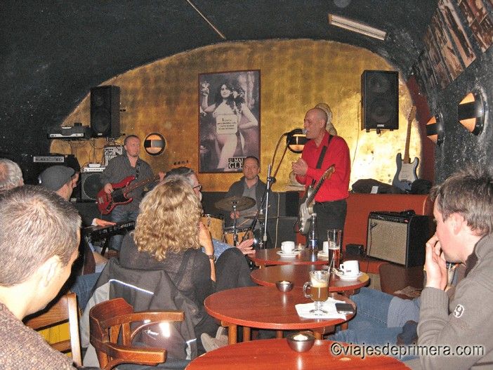 Ir a un concierto de jazz en vivo es una de las mejores cosas que hacer en Praga