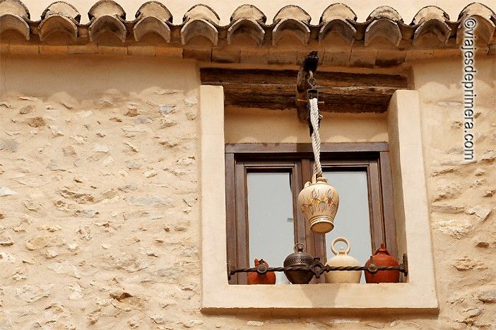 El casco histórico de Bocairent se distingue por sus detalles tradicionales, desde los tiestos hasta los botijos de barro.