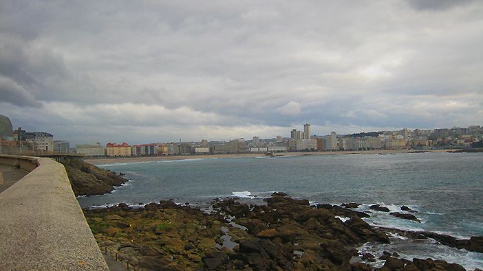 Con 13 kilómetros de distancia, el Paseo Marítimo de A Coruña integra carril bici y carril para corredores, además de espacio para circular coches y tranvías