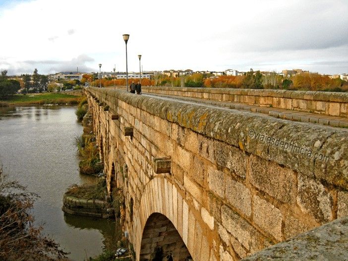 Puente romano de Mérida: más de 700 metros sobre el Guadiana que lo convierten en el más largo del Imperio y en uno de los lugares más significativos de la Vía de la Plata.