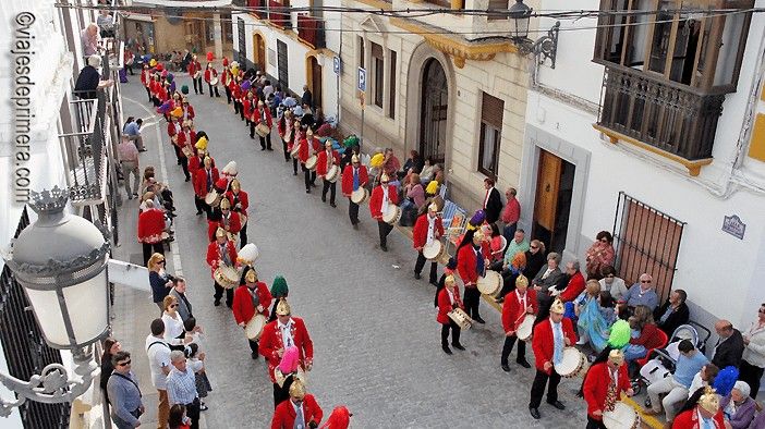La Semana Santa de Baena es una de las más singulares de Andalucía por las cofradías de Coliblancos y Colinegros.
