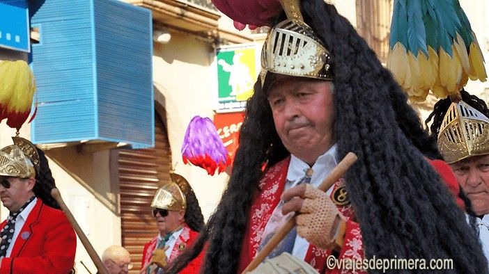 Las tamborradas de Coliblancos y Colinegros de Baena evocan las turbas que acompañaron a Jesucristo a la Cruz.