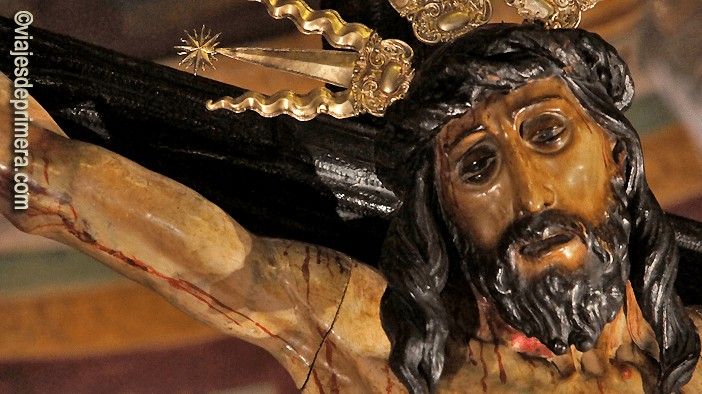 El Cristo de la Vera Cruz de Osuna es uno de los más antiguos que todavía procesionan de toda Andalucía. La talla, de estilo gótico, es tan bella como conmovedora.