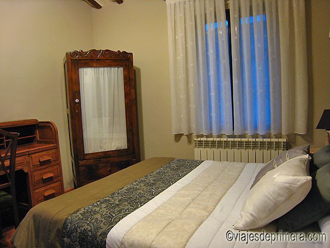 Una de las habitaciones de la Hospedería La Calera, en San Millán de la Cogolla, La Rioja