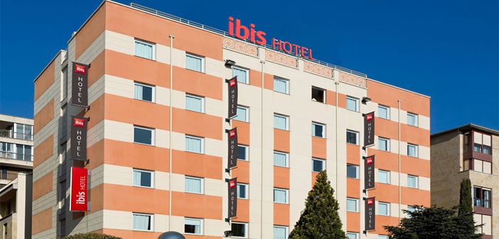 Fachada del Hotel Ibis Salamanca, cerca del centro histórico de la capital charra