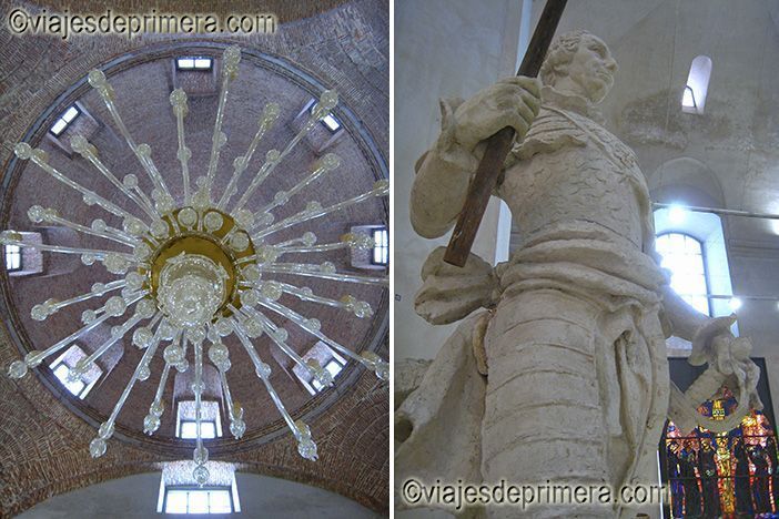 Araña de cristal y escultura de Carlos III en la Real Fábrica de Cristales de La Granja de San Ildefonso, en Segovia.