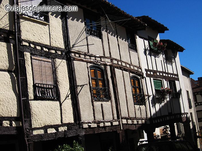 Casas con la típica estructura castellana en Covarrubias, villa de Burgos famosa por la conservación de su patrimonio arquitectónico tradicional.