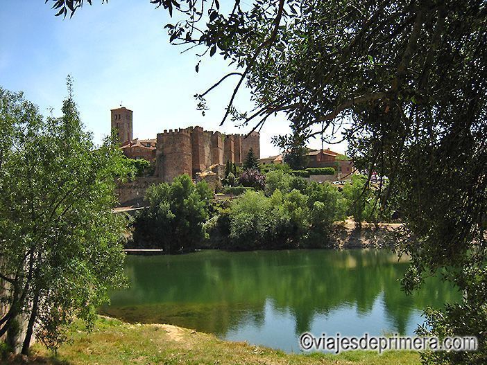 Vistas del casco histórico de Buitrago de Lozoya, en la Sierra Norte de Madrid, desde el otro lado del río.