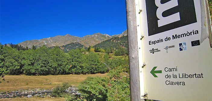 Uno de los carteles que señalan las rutas de Perseguidos y salvados en el Pirineo de Lérida