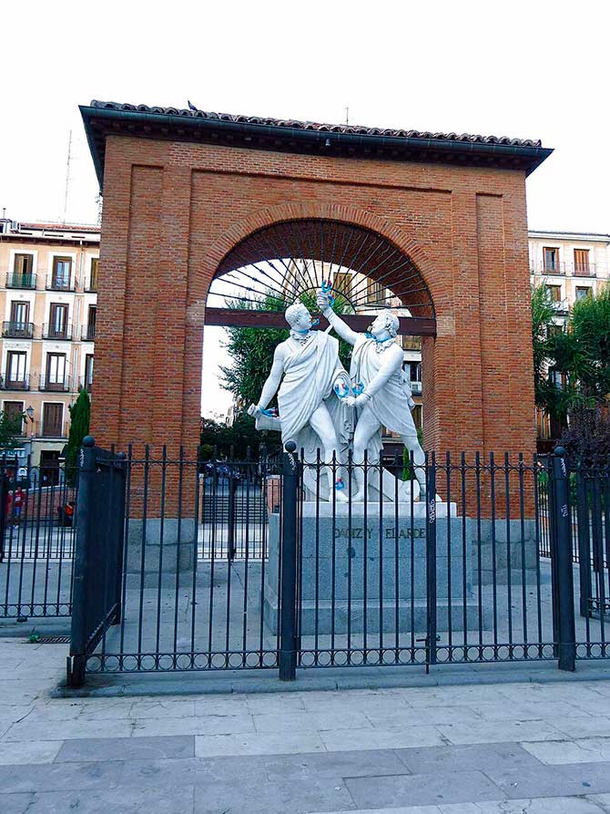 Monumento en memoria de Daoíz y Velarde, héroes del Dos de Mayo de Madrid. Wikimedia Commons.