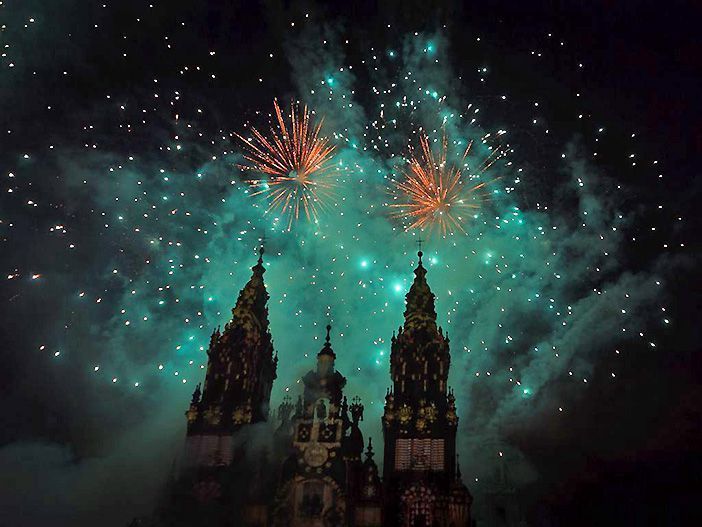 La Las Fiestas de Santiago incluyen los fuegos artificiales del 24 de julio frente a la Catedral de Santiago de Compostela.