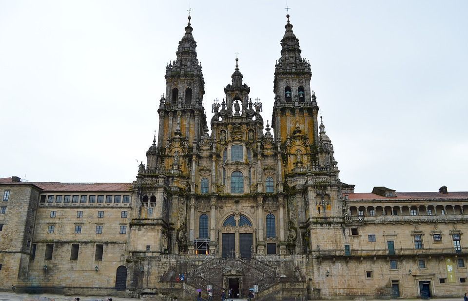 La Catedral de Santiago de Compostela tiene planta de iglesia de peregrinación porque se construyó para recibir a los miles de peregrinos que recorrían el Camino de Santiago durante la Edad Media.