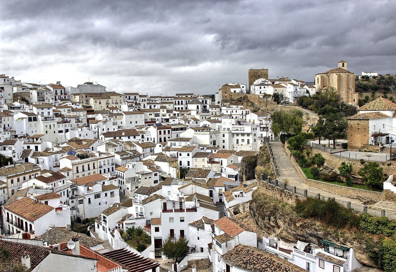 Setenil de las bodegas es uno de los 19 pueblos blancos de Cádiz