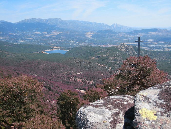 El Valle de los Caídos desde el GR7 que lleva a Cabeza de Líjar, en la Comunidad de Madrid