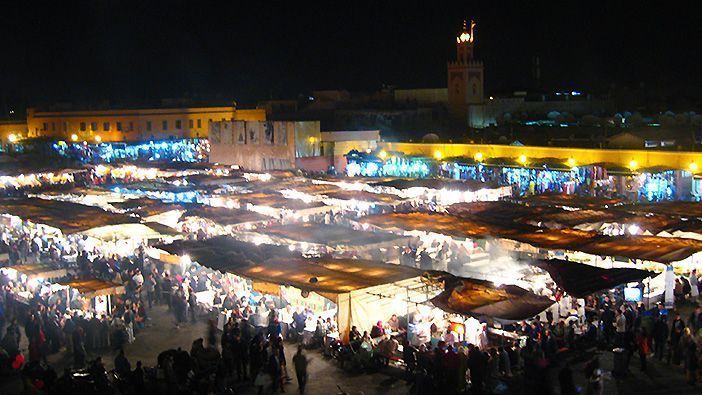 La Plaza de Jemma El Fna es uno de los lugares que ver en Marrakech si haces turismo en Marruecos