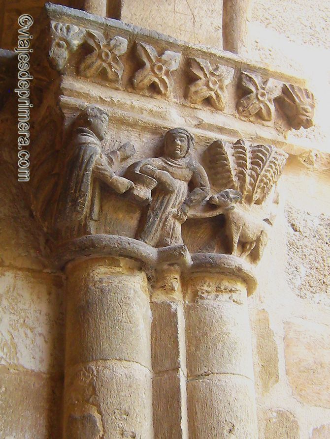 Los capitales del claustro de Santa María la Real de Nieva representan escenas de la vida cotidiana como ésta, con un monje y una campesina.
