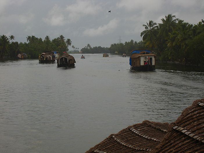 Navegar en una tradicional barcaza de arroz es una de las cosas que hacer en Kerala