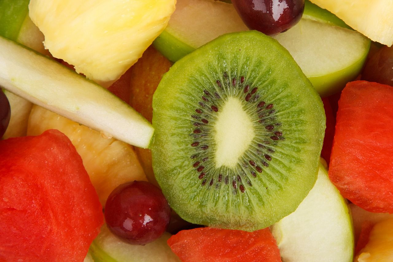 El kiwi es una de las frutas tropicales sin la letra A más famosas.