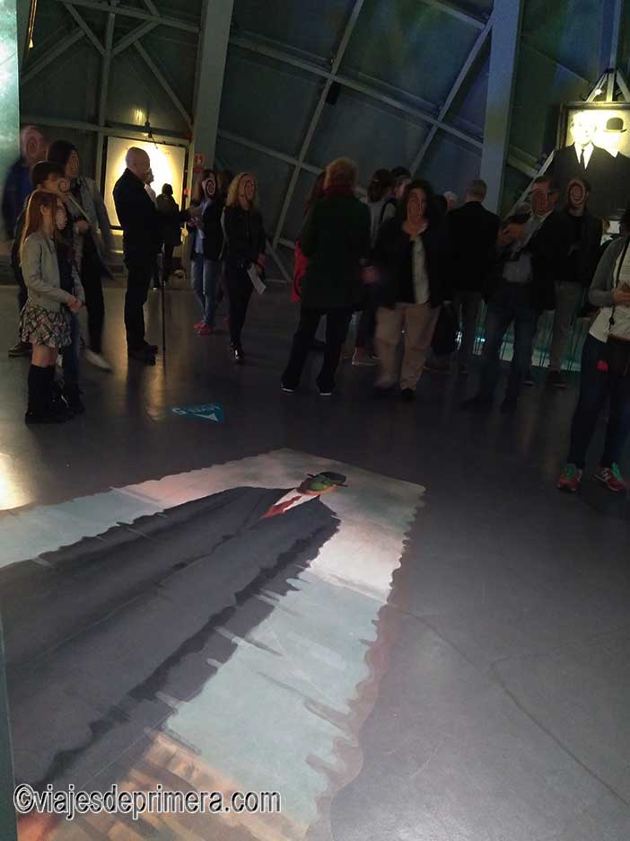 Exposición sobre el pintor surrealista Magritte en el interior del Atomium de Bruselas