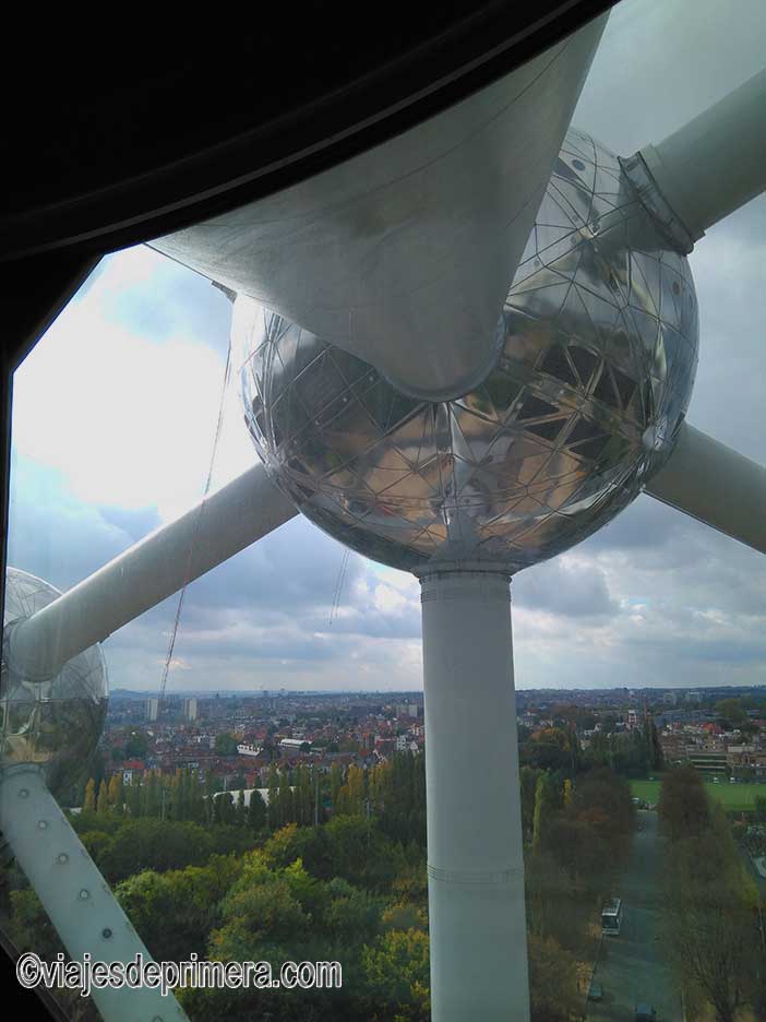 Desde el interior del Atomium de Bruselas se tienen muy buenas vistas de la ciudad y alrededores