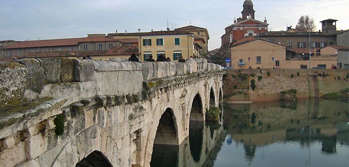 El Puente de Tiberio de Rímini es de origen romano y dicen que fue el único que los nazis no pudieron derrumbar de cuantos se encontraron en las orillas del río Marequia.