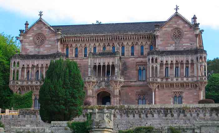 El Palacio de Sobrellano es uno de los sitios que ver en Comillas en un día