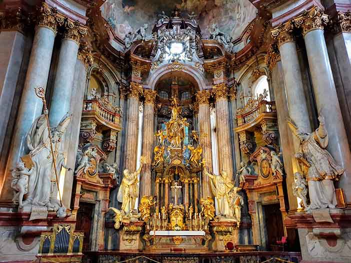 La iglesia de San Nicolás es uno de los sitios que ver en Praga más históricos