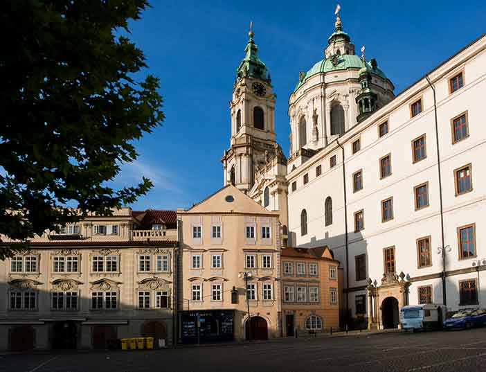 La Plaza de la Ciudad Pequeña en Malá Strana es uno de los mejores sitios que ver en Praga