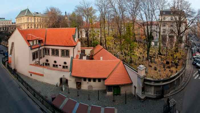 La Sinagoga Pinkas está junto al Cementerio judío de Praga en el Barrio judio de Josefov