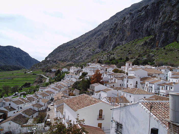 Villaluenga del Rosario es uno de los pueblos blancos de Cádiz imprescindibles por su Naturaleza y sus tradiciones, como la del queso payoyo