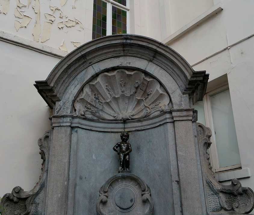 Manneken Pis es uno de los monumentos de Bruselas más famosos