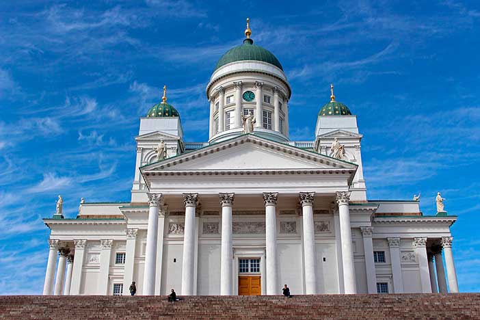 La Catedral Tuomiokirkko es uno de lso lugares que ver en Helsinki más famosos