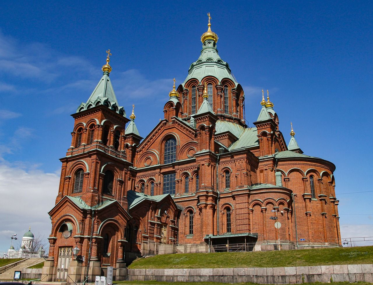 La Catedral Uspenski es uno de los lugares que ver en Helsinki de influencia rusa