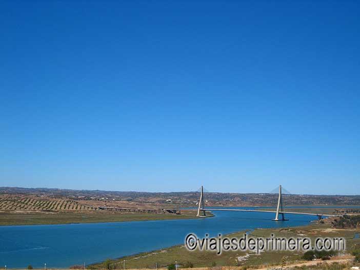 Cruzar el Puente Internacional del Guadiana para visitar Portugal es una de las mejores cosas que hacer en Ayamonte