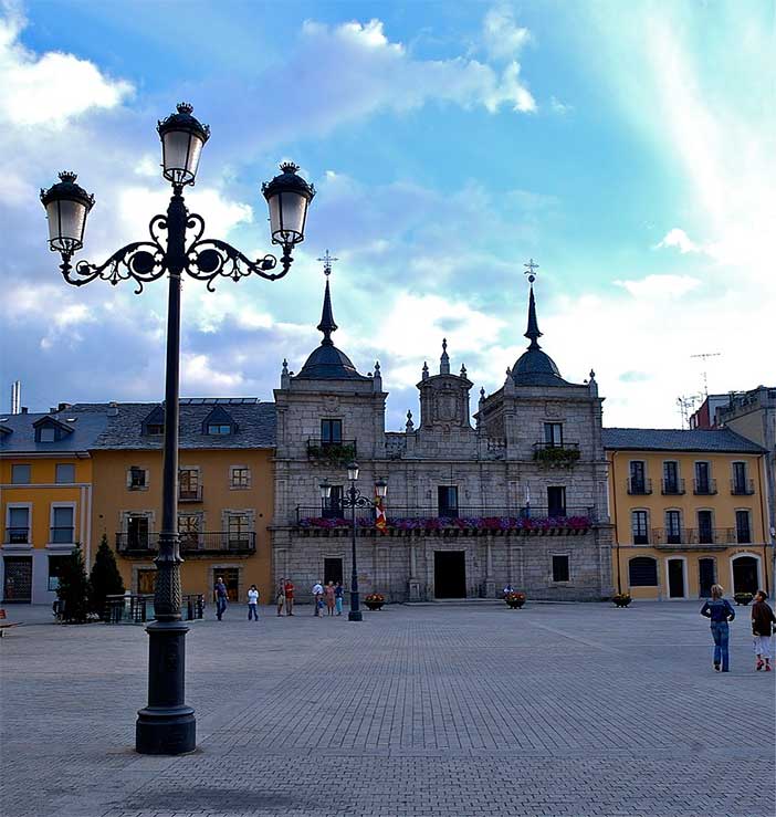 La Plaza del Ayuntamiento es uno de los lugares más animados que visitar en Ponferrada