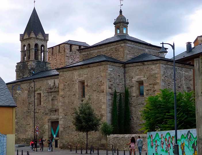 La iglesia de San Andrés es un buen sitio de Ponferrada para aprender qué son las cruces de Tau