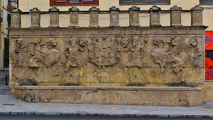 El Pilar de los Álamos es una imponente fuente que puedes ver en Alcalá la Real