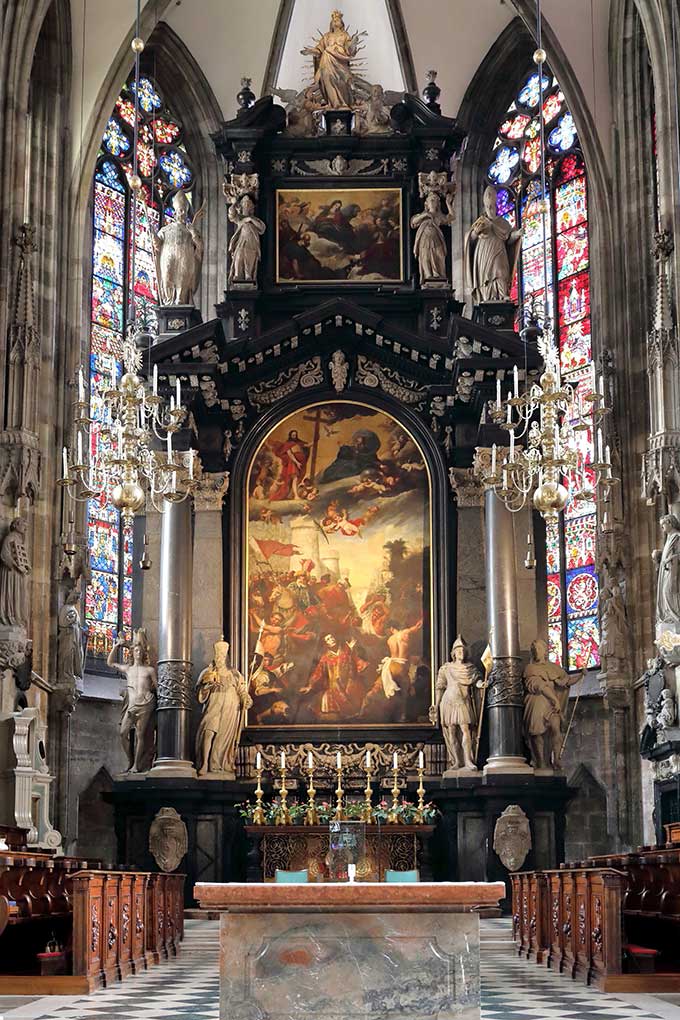 El altar principal reúne varias curiosidades de la Catedral de San Esteban de Viena