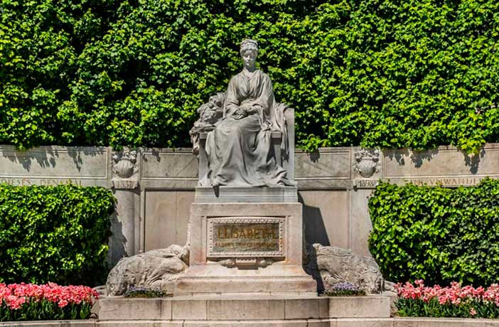 En el Ringstrasse de Viena encontrarás bonitos parques y esculturas en honor a personas importantes en la Historia de Austria