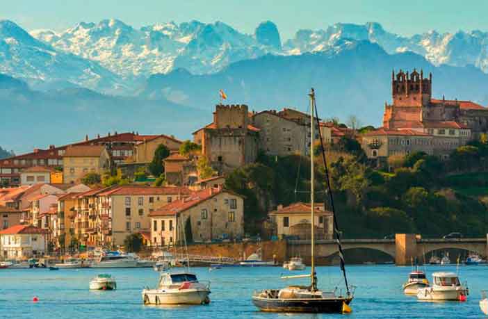 San Vicente de la Barquera es uno de los pueblos más bonitos cerca de Comillas que visitar