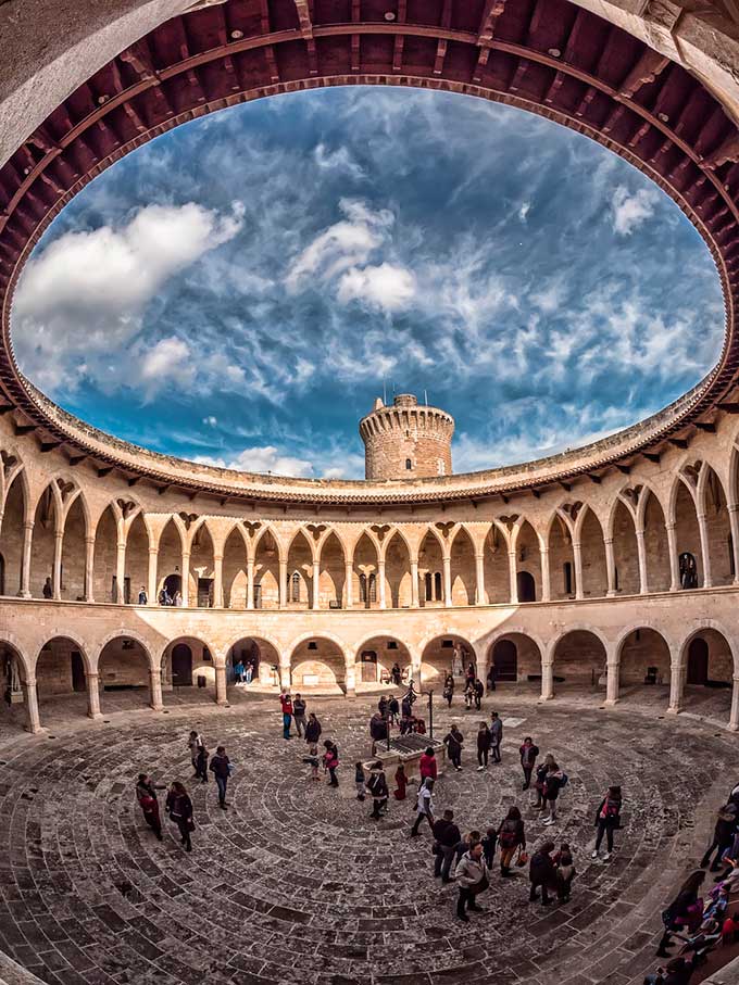 El Castillo de Bellver fue uno de los primeros castillos de planta circular de Europa