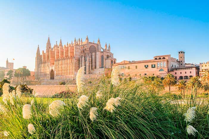 La Catedral de Santa María es uno de los sitios imprescindibles que visitar en Palma de Mallorca